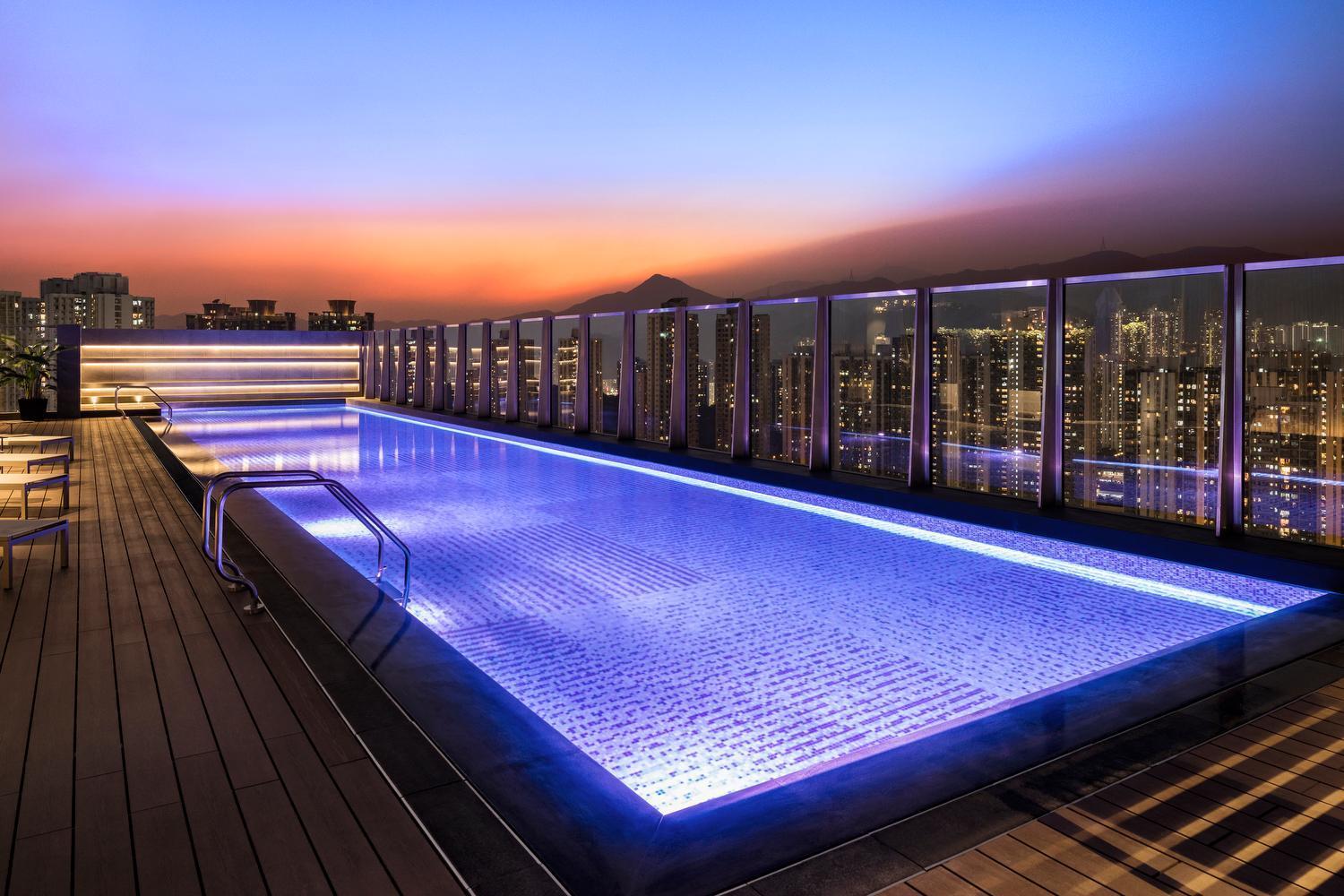 فندق فندق ألفا باي رويال هونغ كونغ المظهر الخارجي الصورة Rooftop pool at The Mira Hong Kong